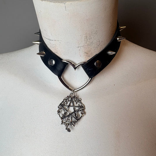 Chocker nero cuore con pentacolo