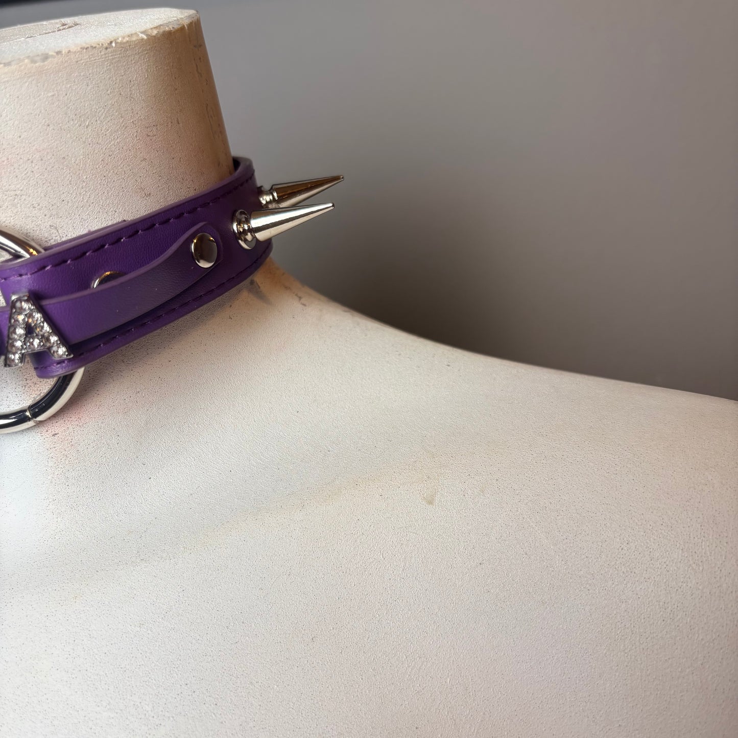 Chocker con scritta “acida” e cerchio