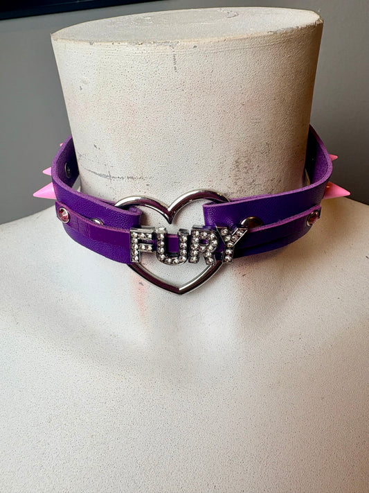 Chocker viola con scritta “fury”