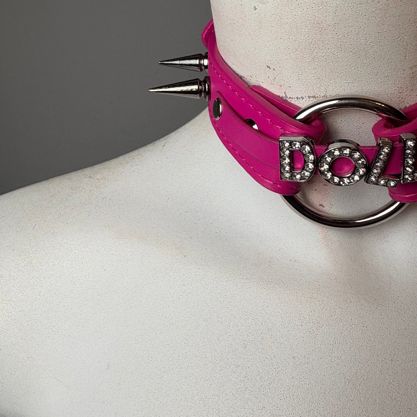 Chocker fucsia con scritta “doll”