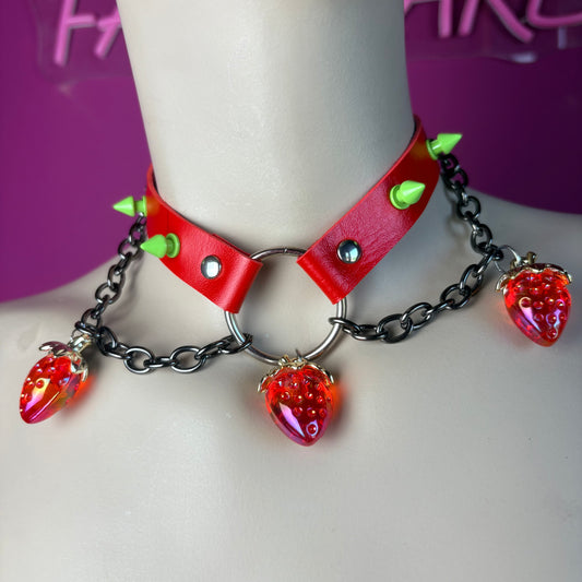 Chocker rosso con fragole rosse