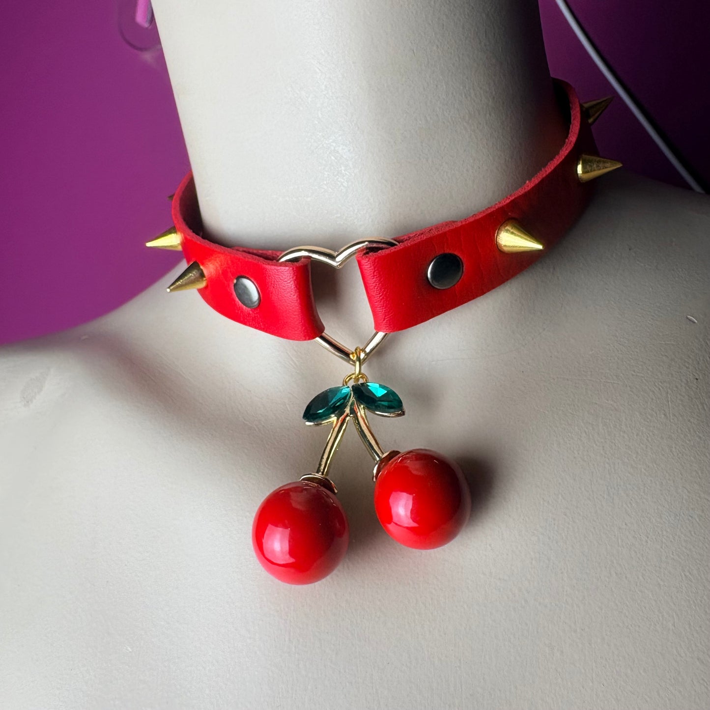 Chocker rosso con ciondolo di ciliegia