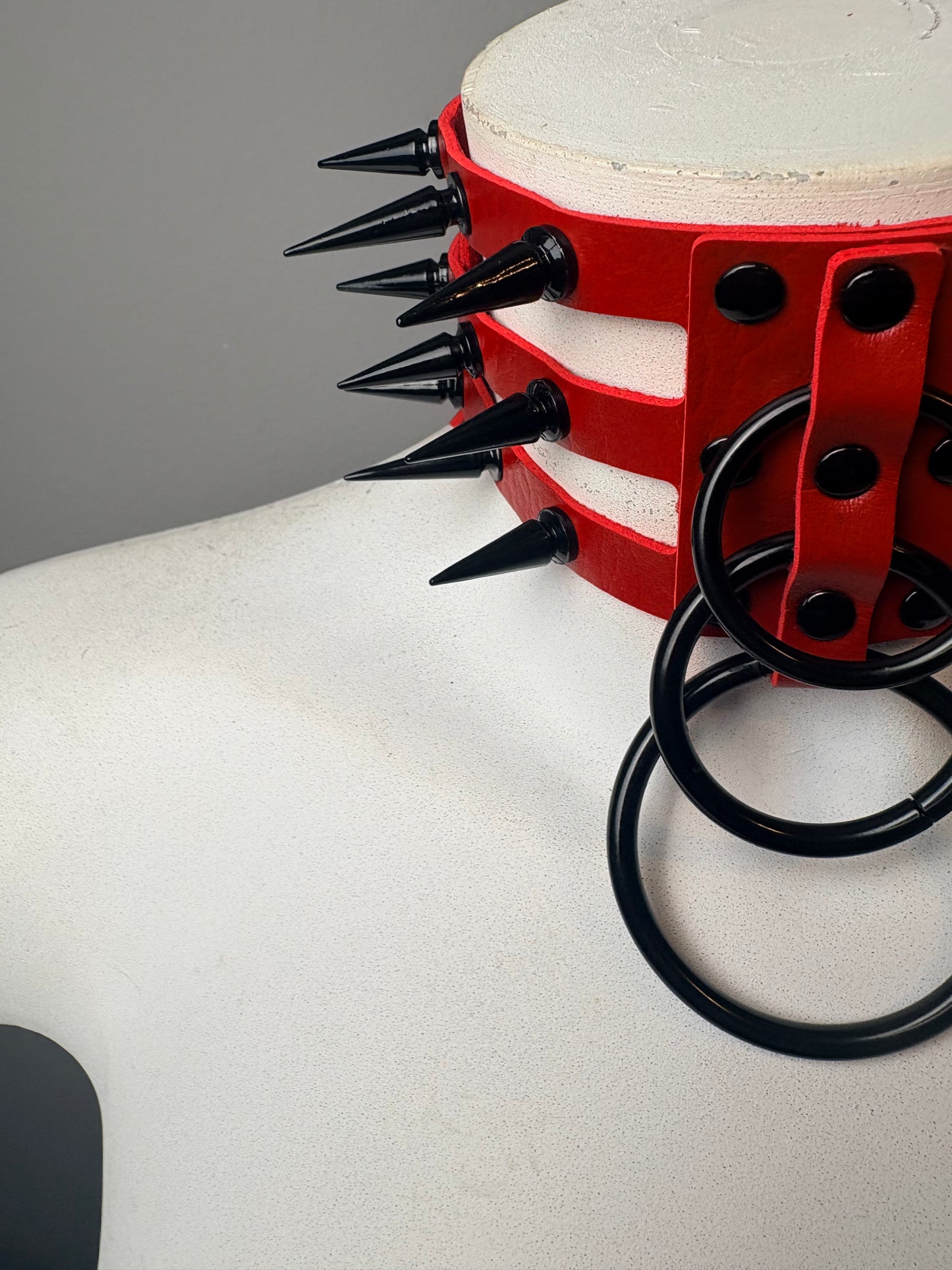 Chocker triplo giro rosso con borchie