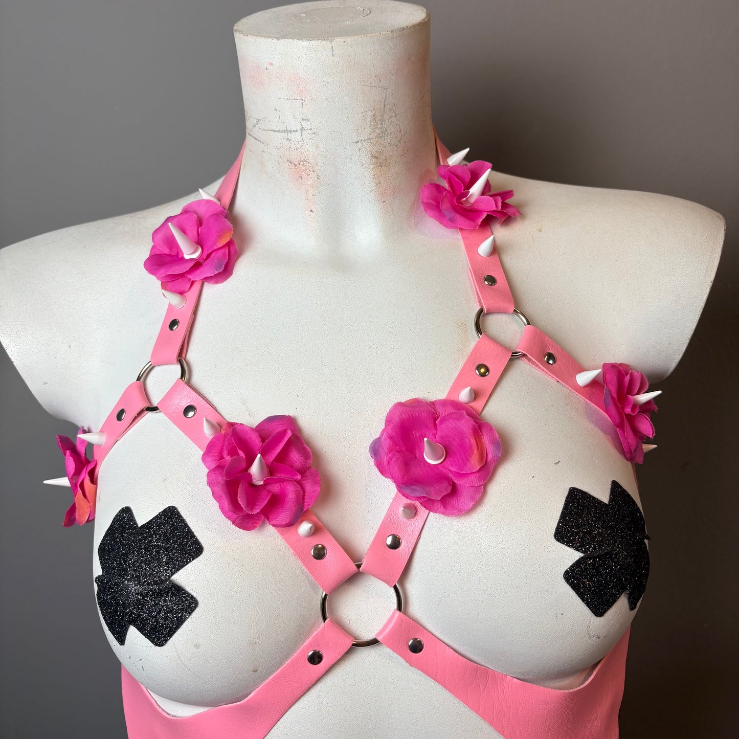 Harness rosa con fiori rosa