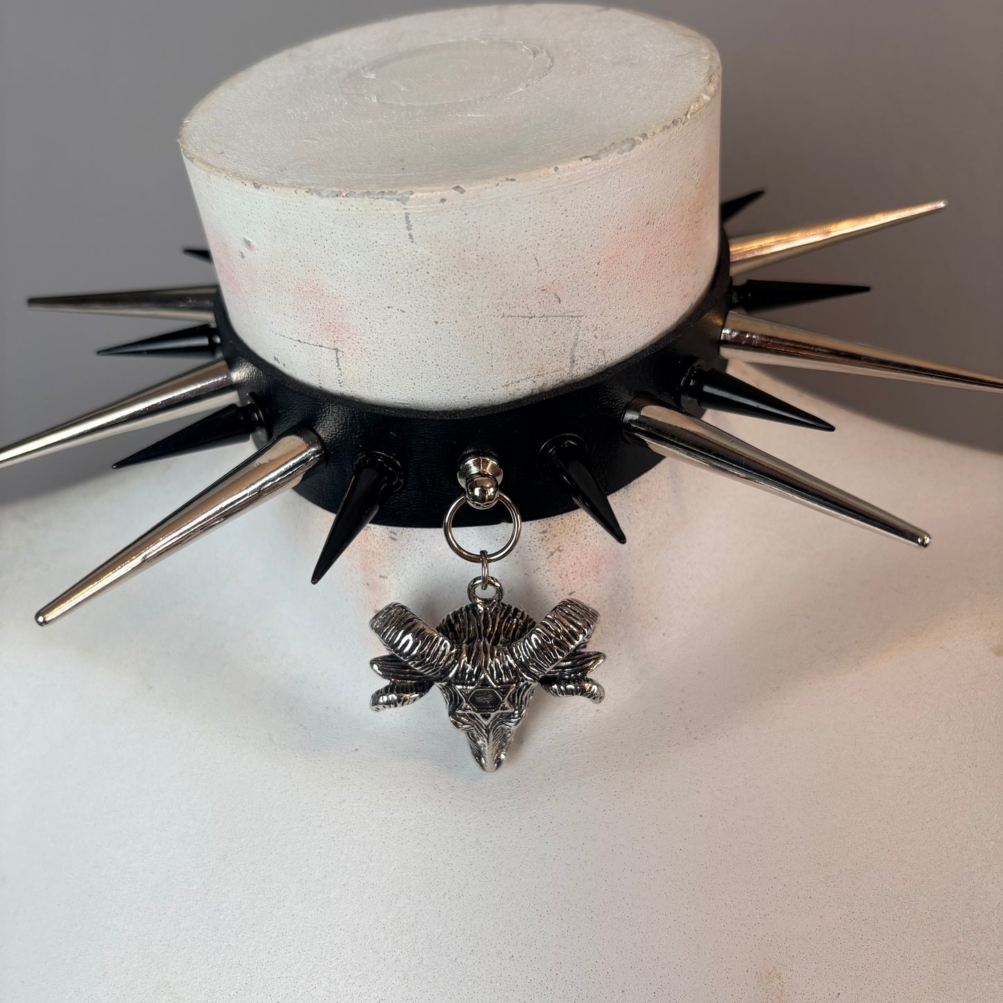 Chocker con borchie argento e nere e ariete