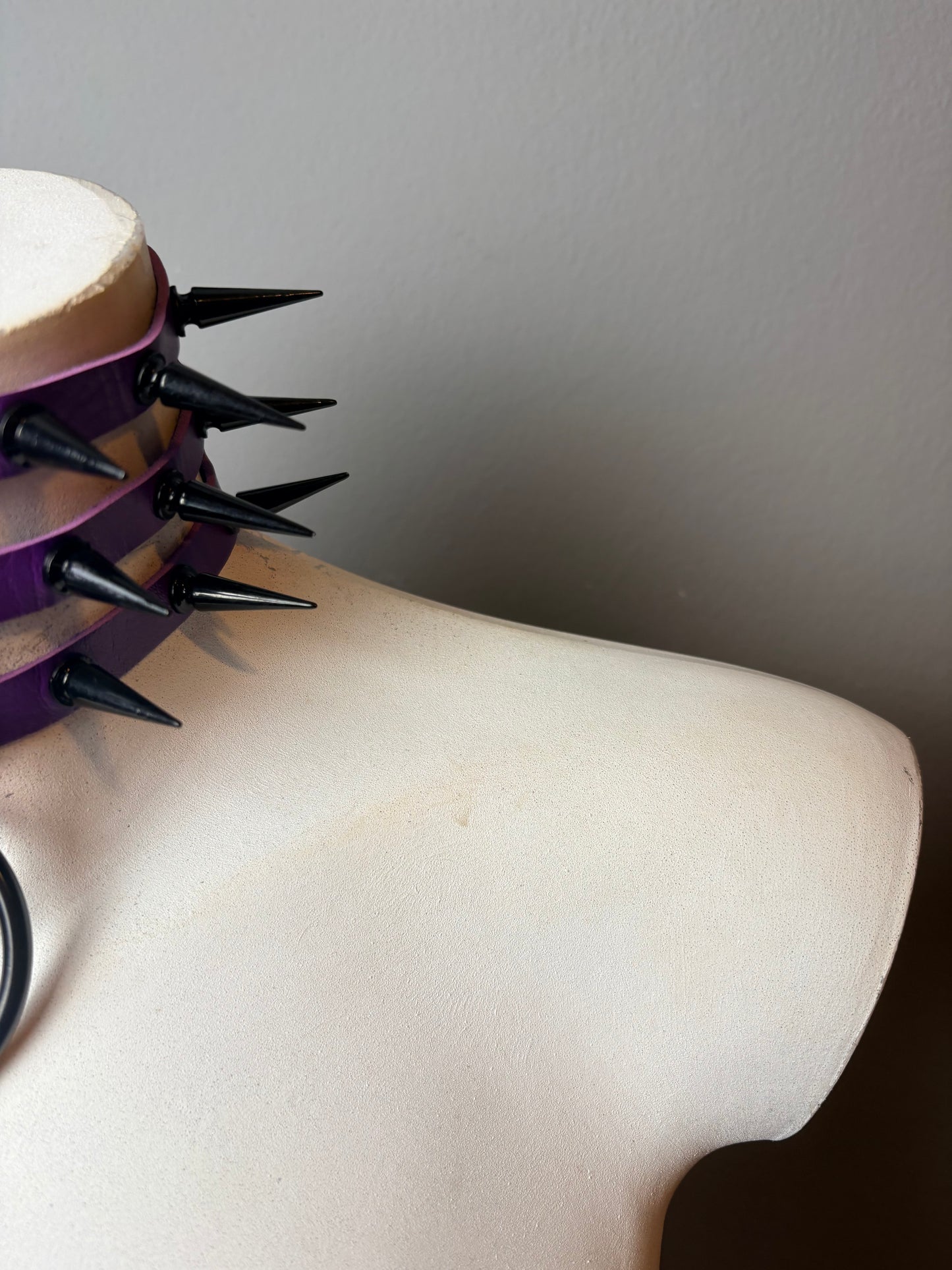 Chocker triplo giro viola con borchie nere