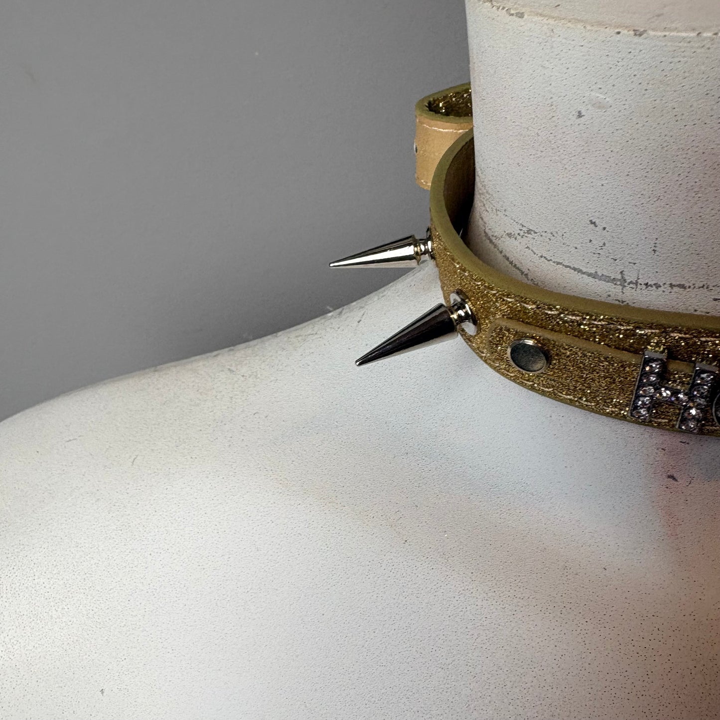 Chocker giallo brillantato con scritta