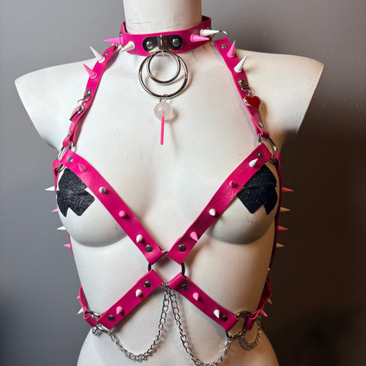 Harness fuxia con borchie colorate e ciondolo di Lolli pop