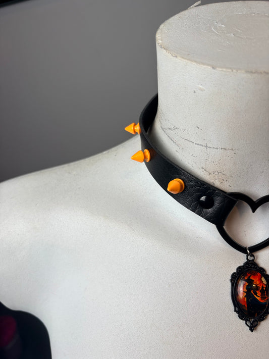 Chocker arancione con ciondolo