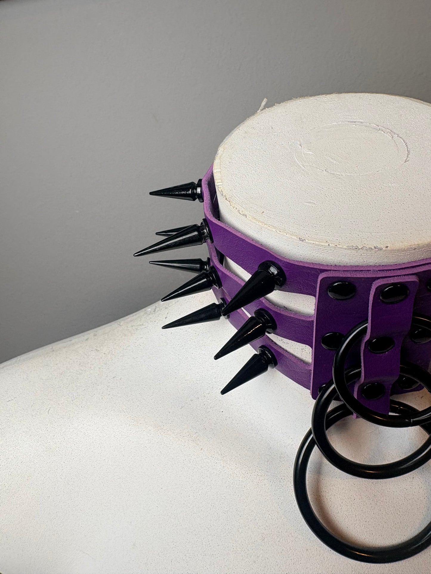 Chocker triplo giro viola con borchie nere