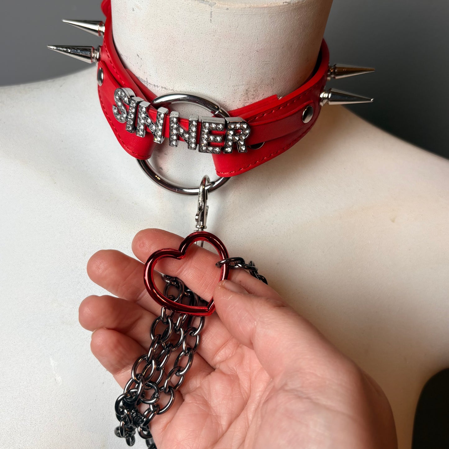 Chocker rosso con scritta “sinner”
