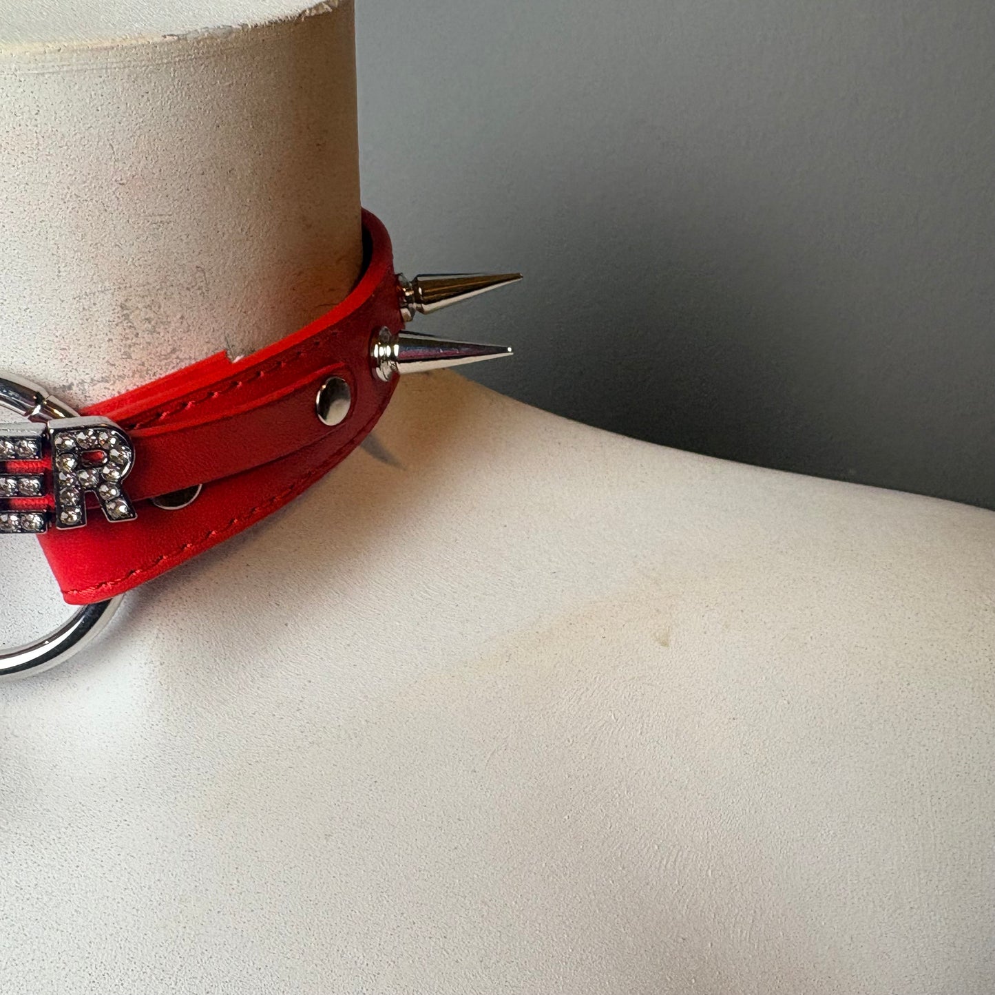 Chocker rosso con scritta “sinner”