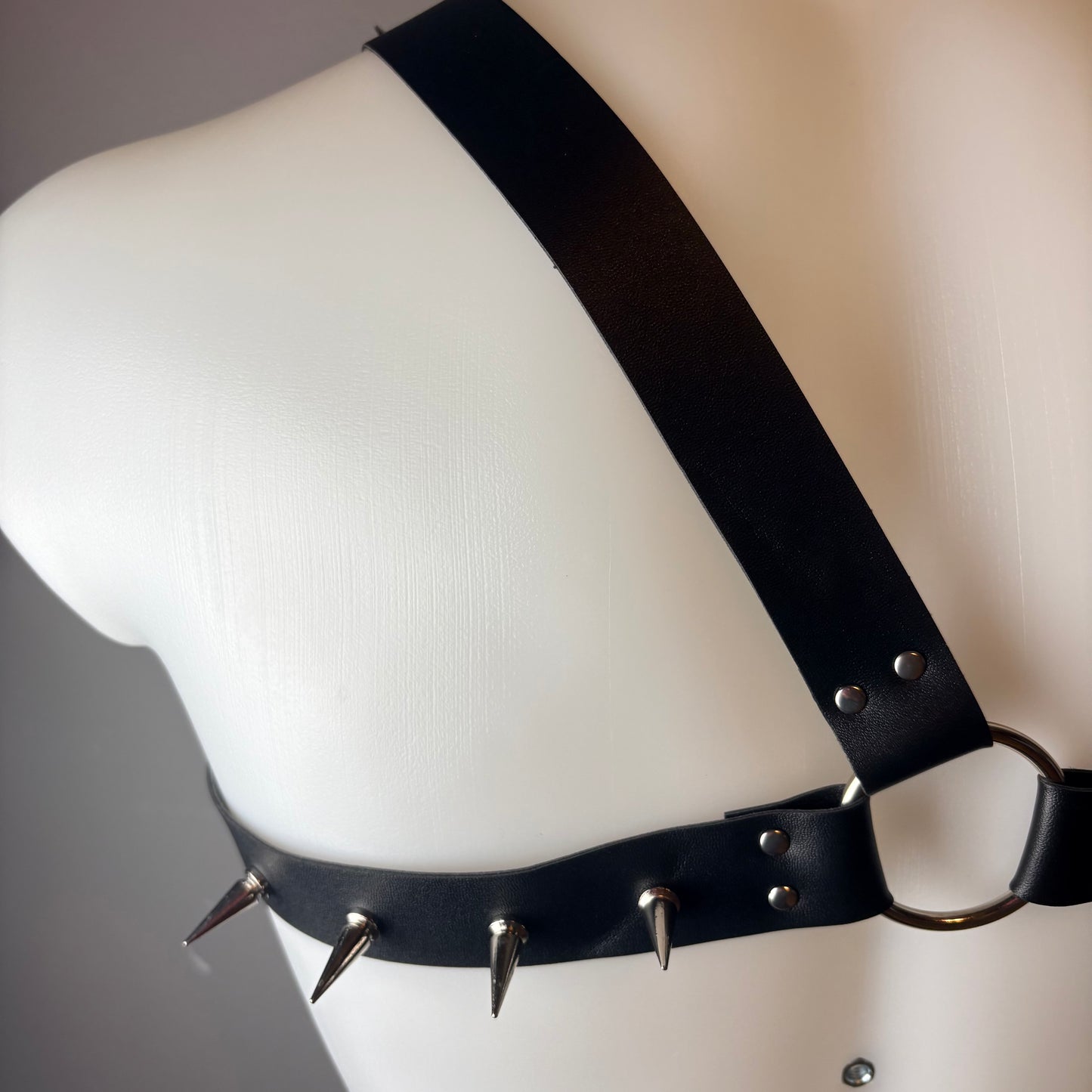 Harness da letto con borchie