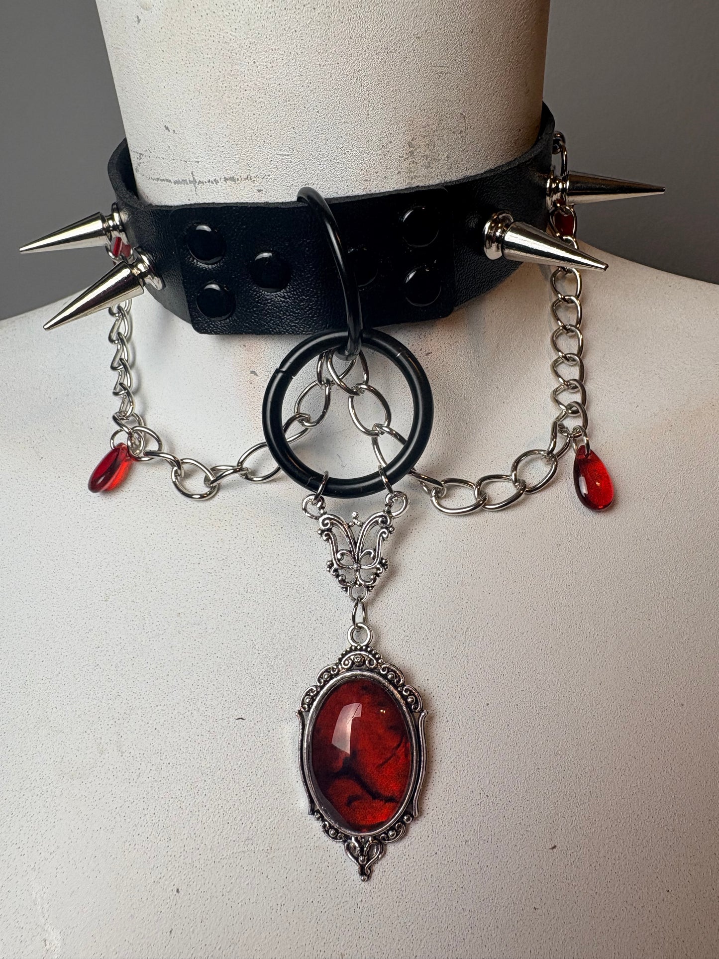 Chocker nero con pietra rossa e catene