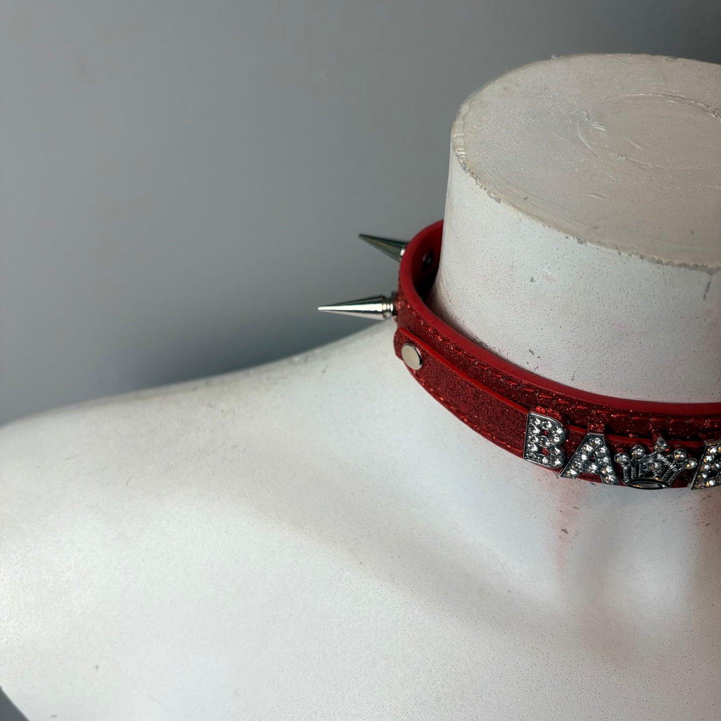 Chocker rosso con scritta babe