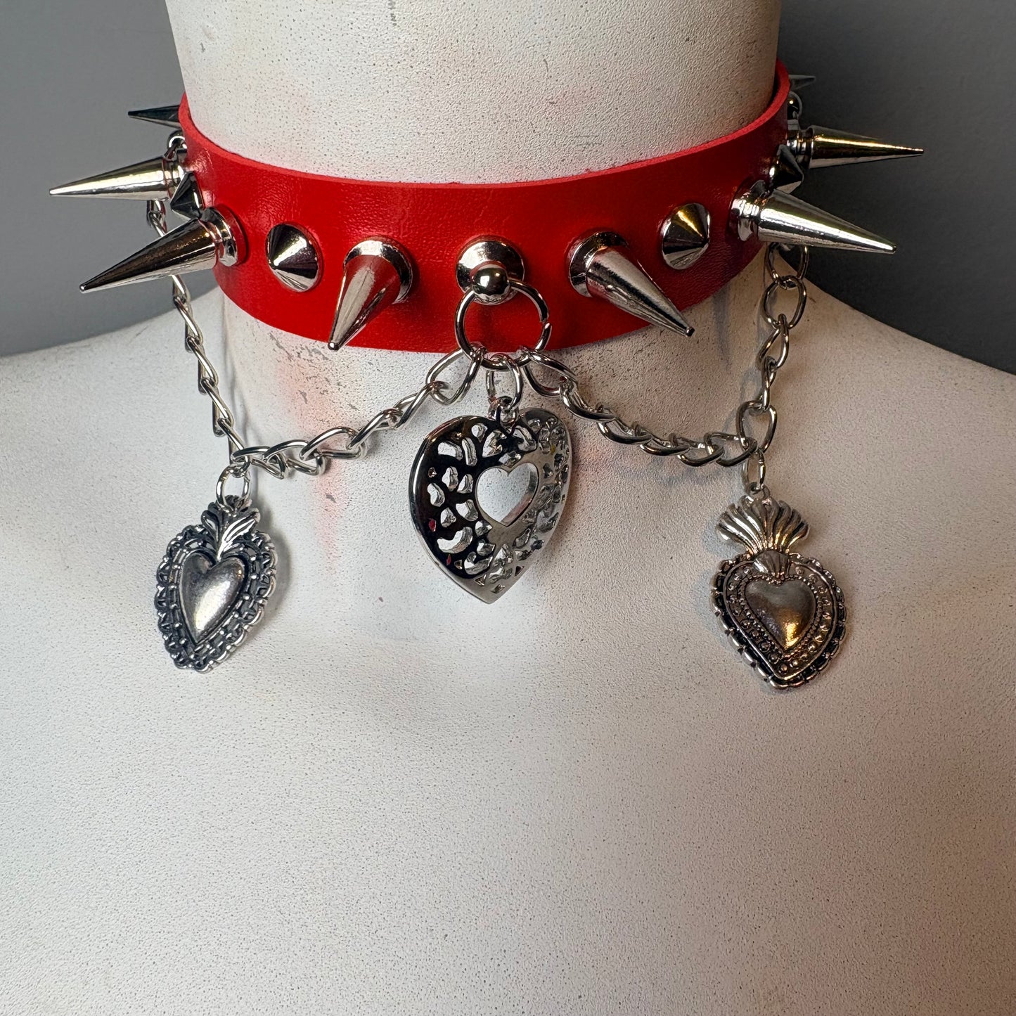 Chocker rosso con ciondoli di cuore