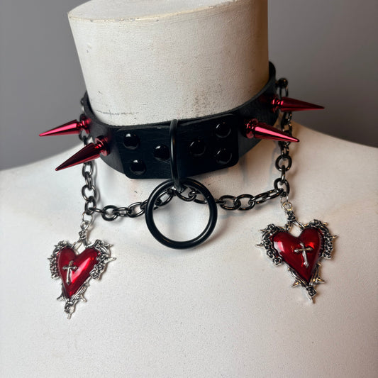 Chocker nero con cuori rossi