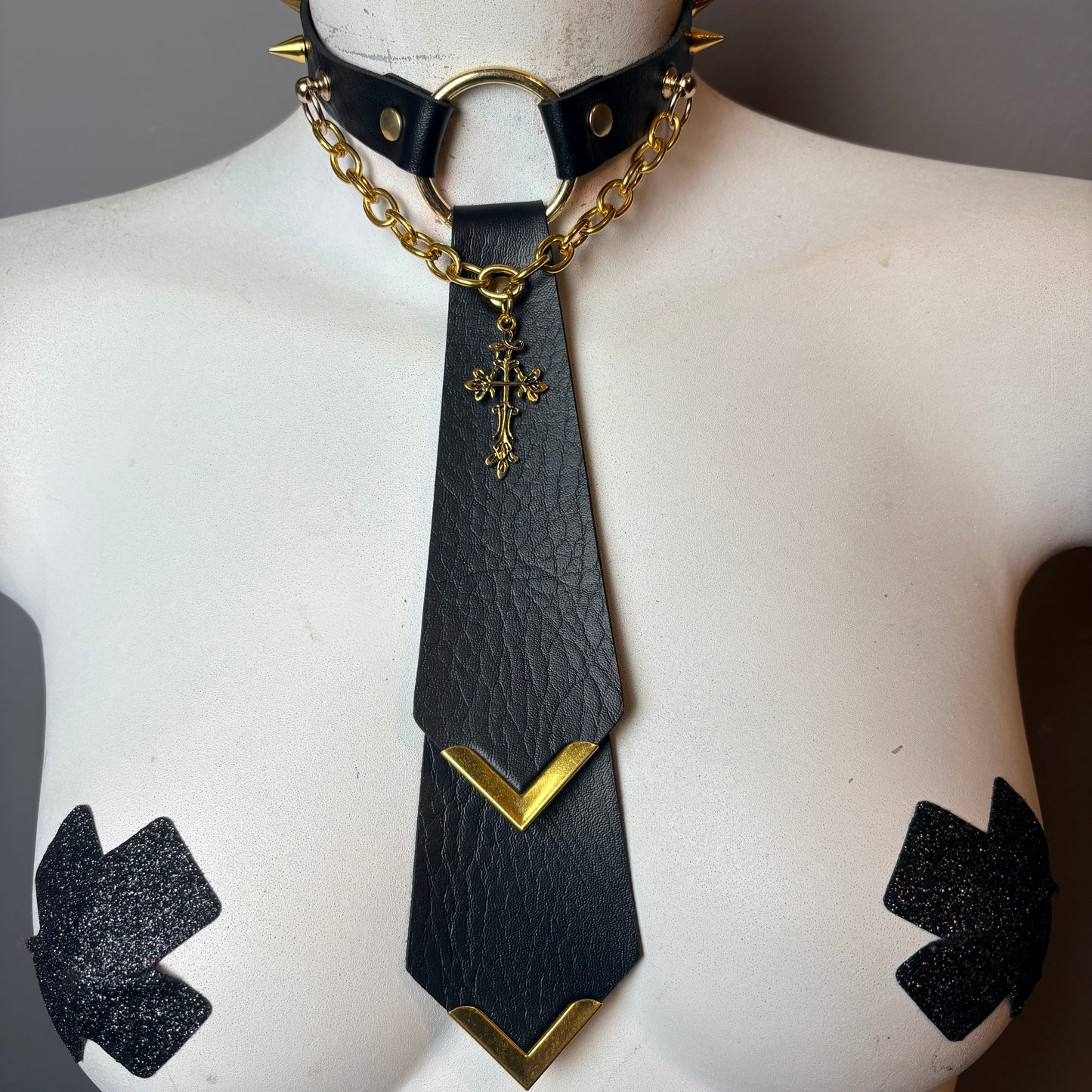 Chocker a cravatta con croce oro