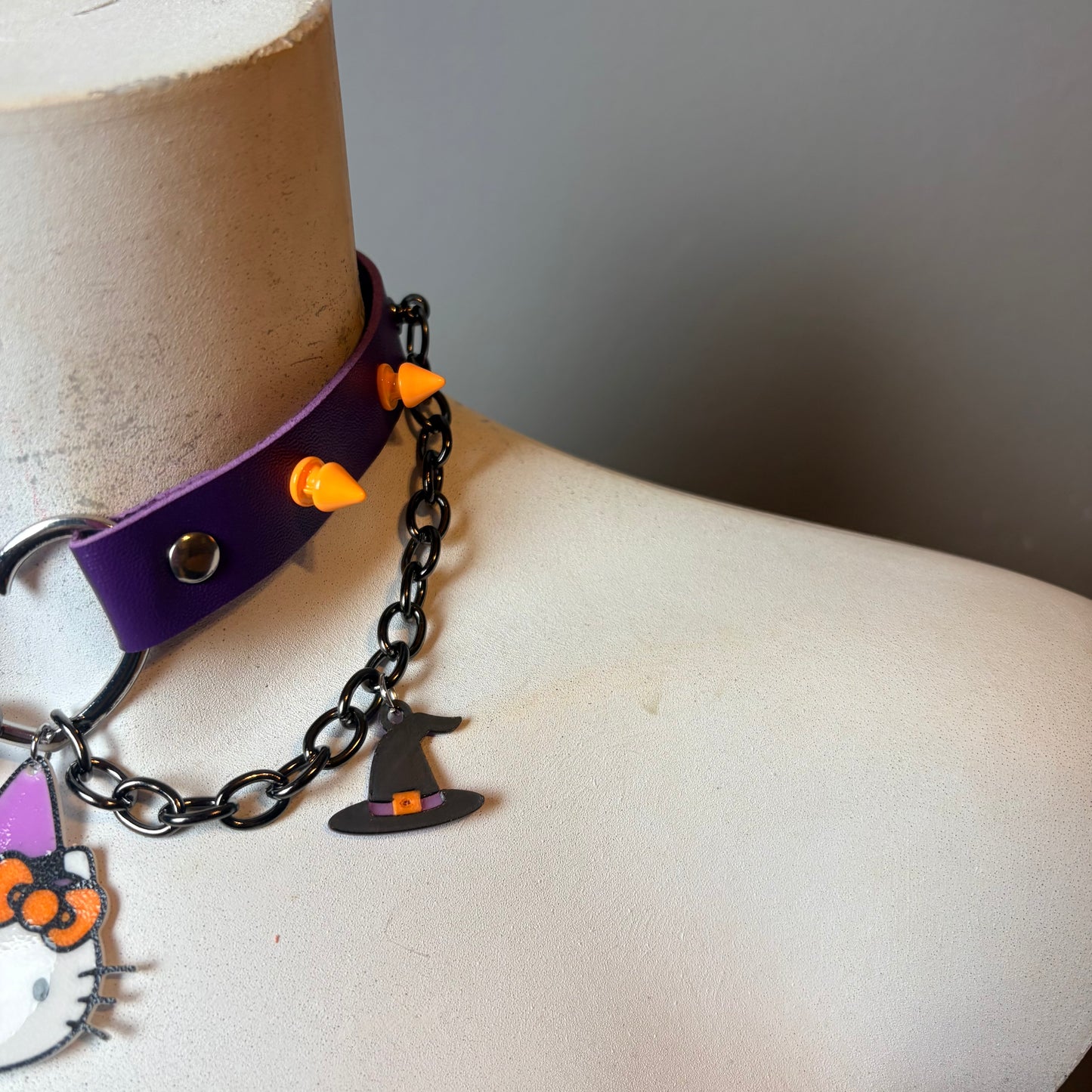 Chocker con hello kitty Halloween