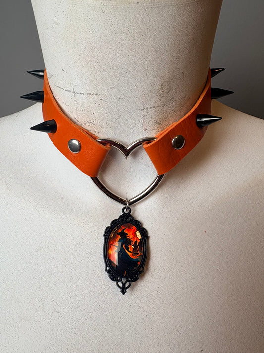 Chocker arancione con ciondolo