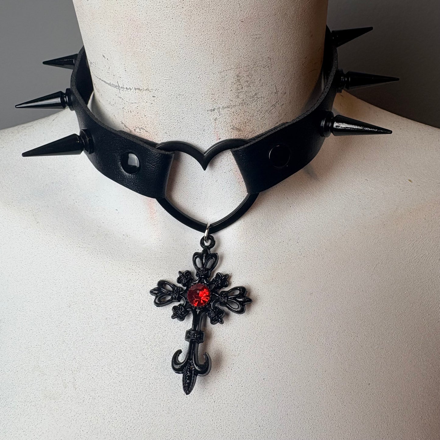 Chocker total black e croce black