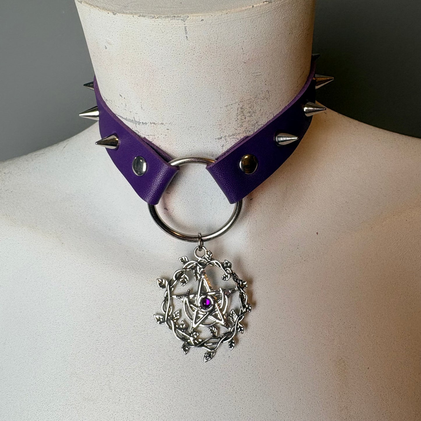 Chocker viola con ciondolo di pentacolo