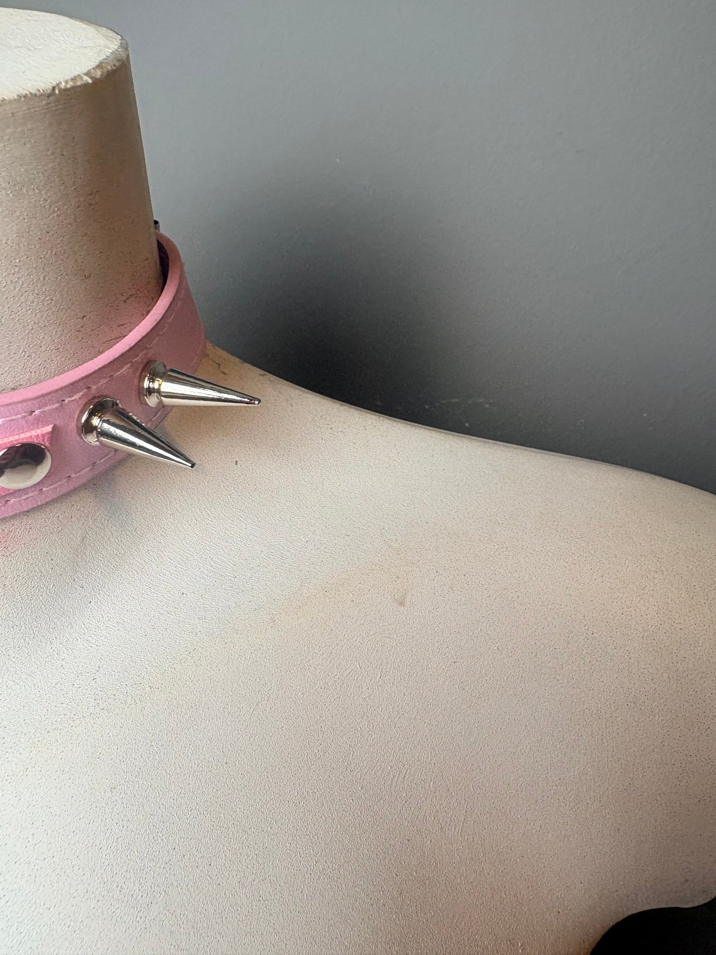 Chocker rosa con scritta “ansia”