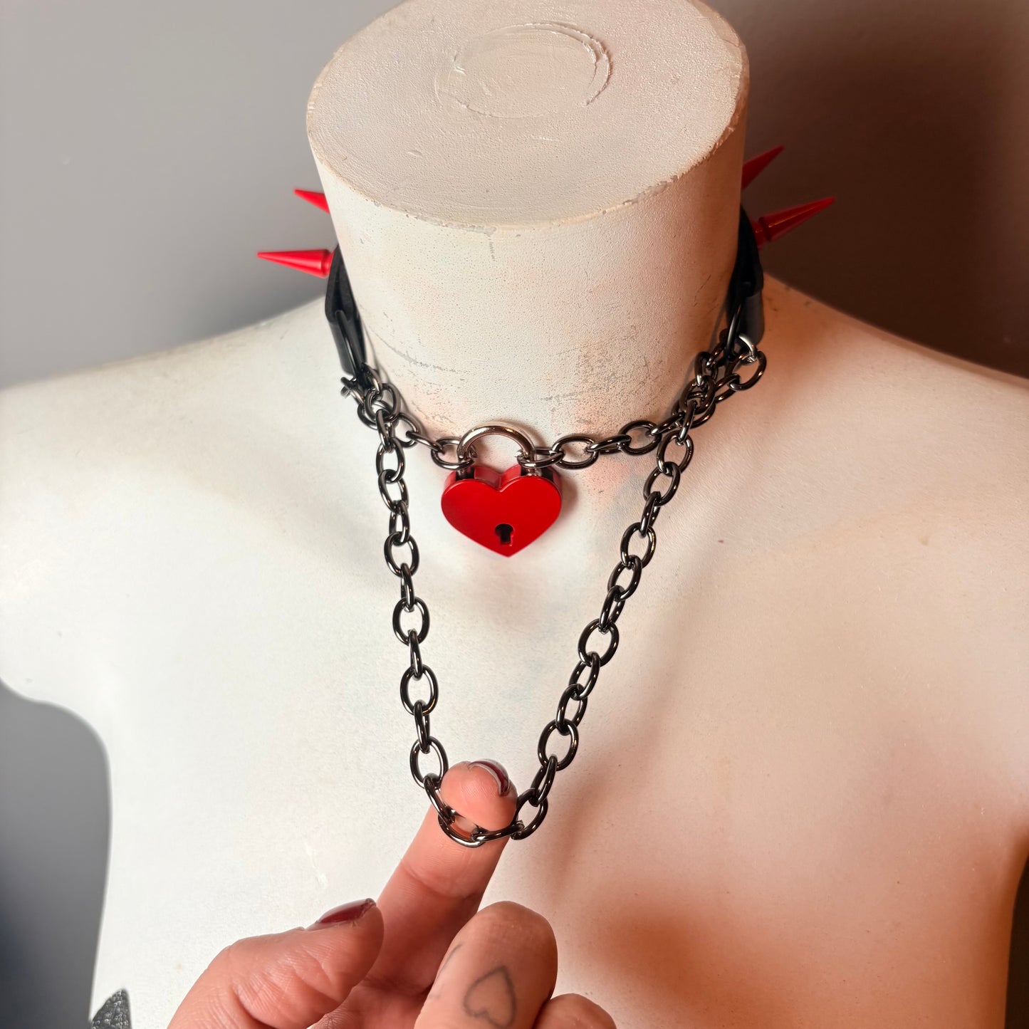 Chocker con lucchetto a cuore