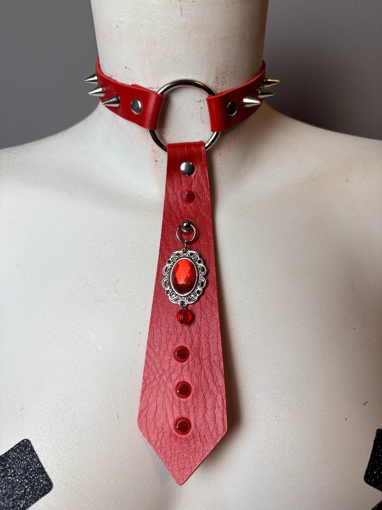 Cravatta rossa con pietra e borchie