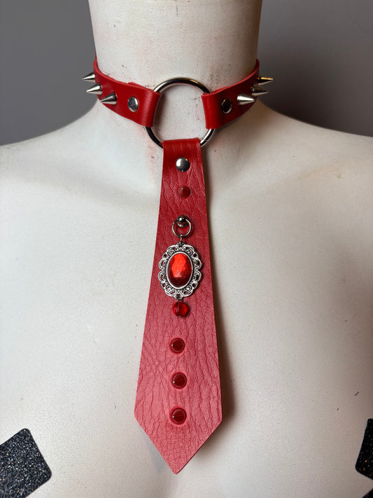 Cravatta rossa con pietra e borchie