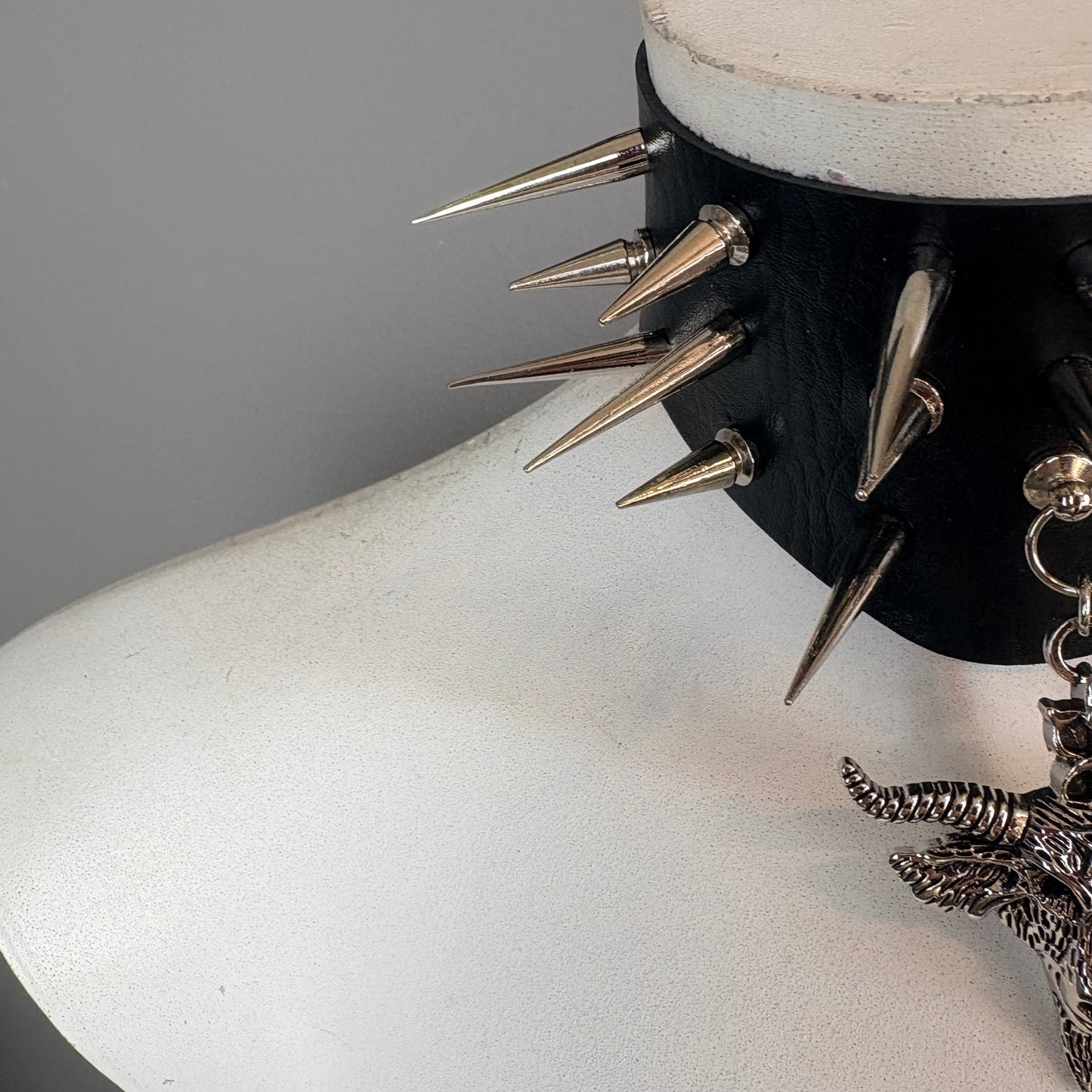 Collana ampia con borchie e ariete