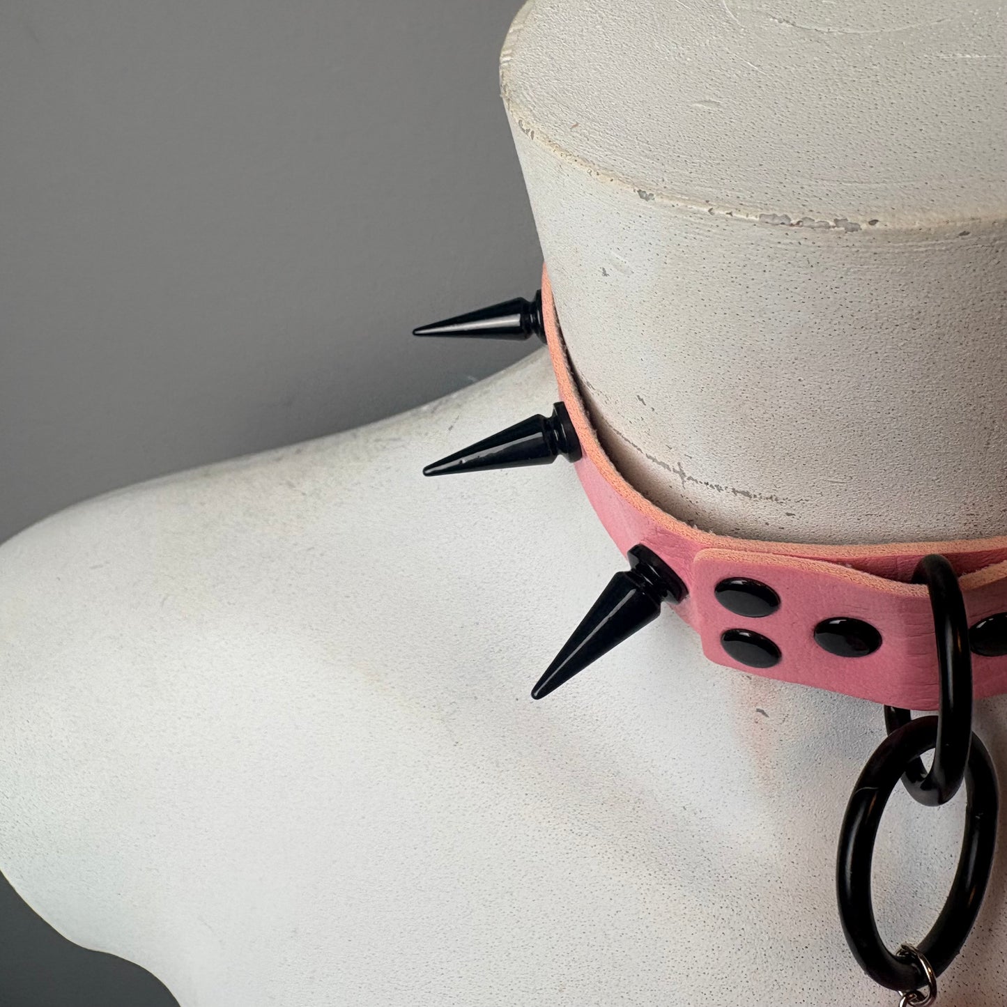 Chocker rosa con borchie lunghe nere