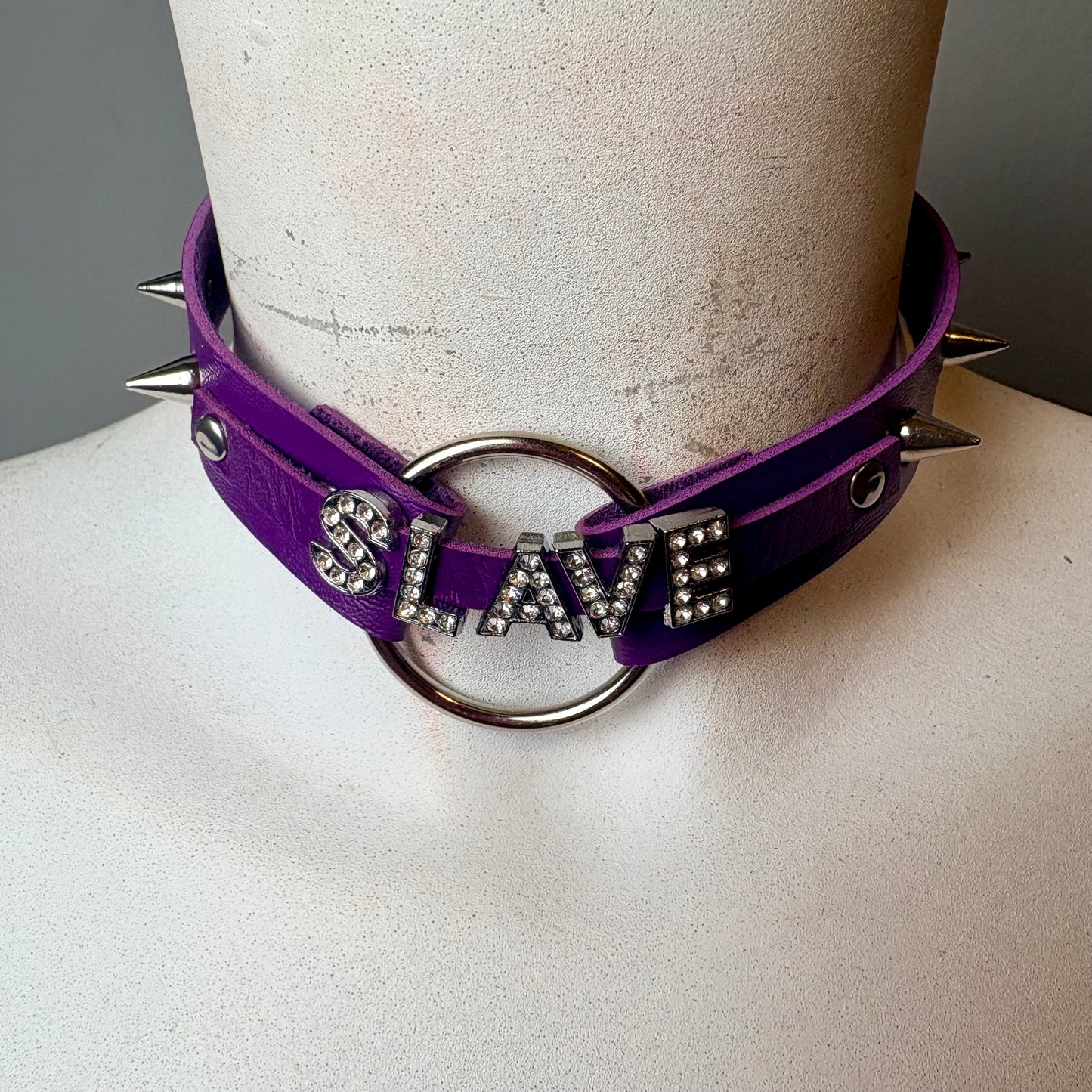 Chocker viola con scritta “slave”