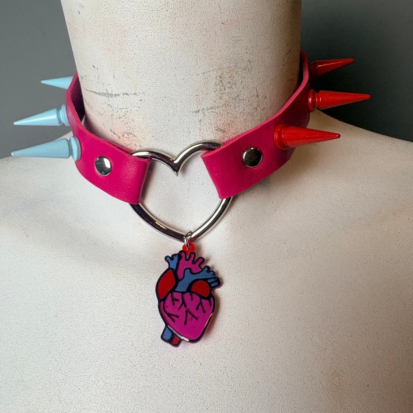 Chocker con cuore anatomico