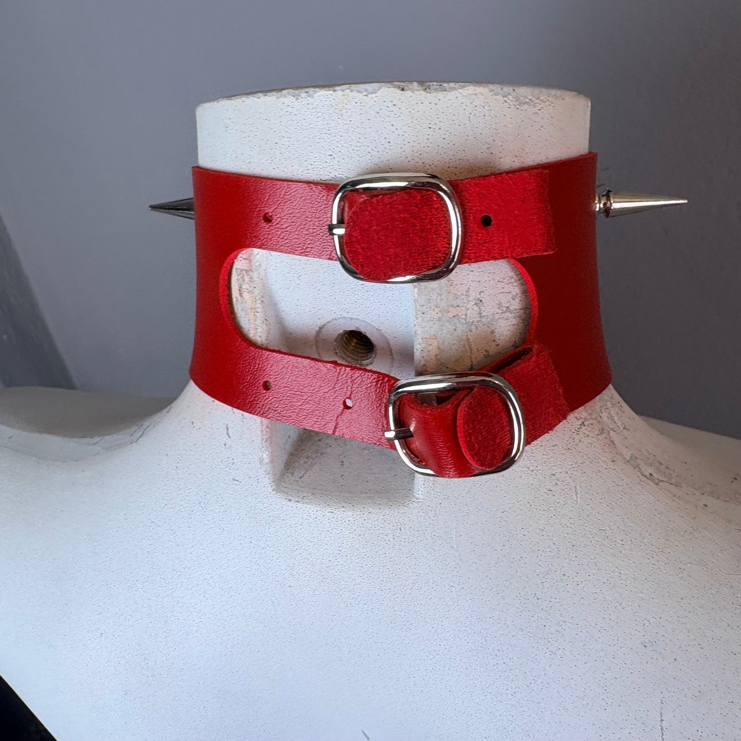Chocker rosso ampio con cuore e catene
