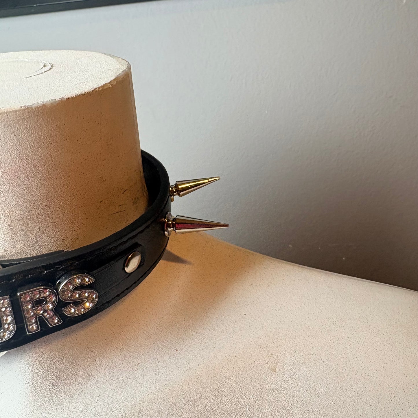 Chocker nero con scritta “not yours”