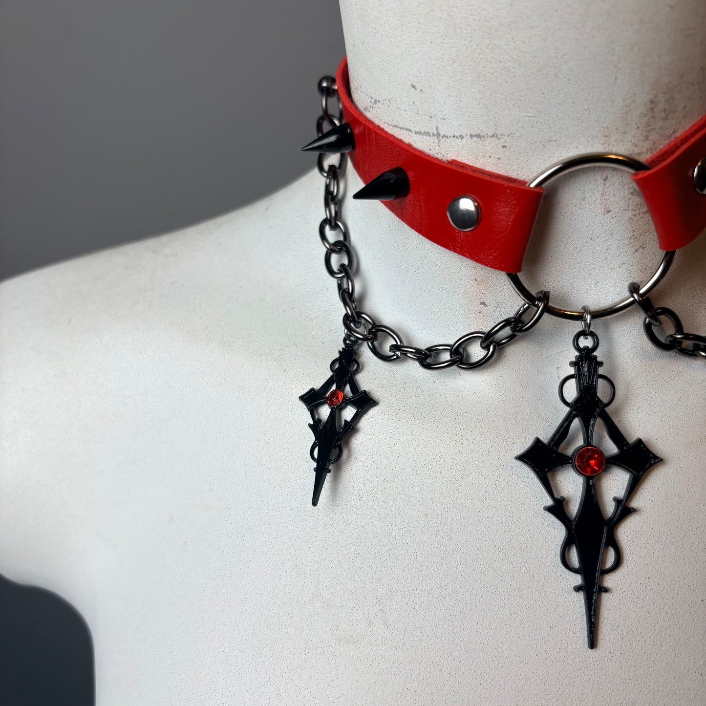 Chocker rosso con ciondoli pendenti di 2 misure e catene