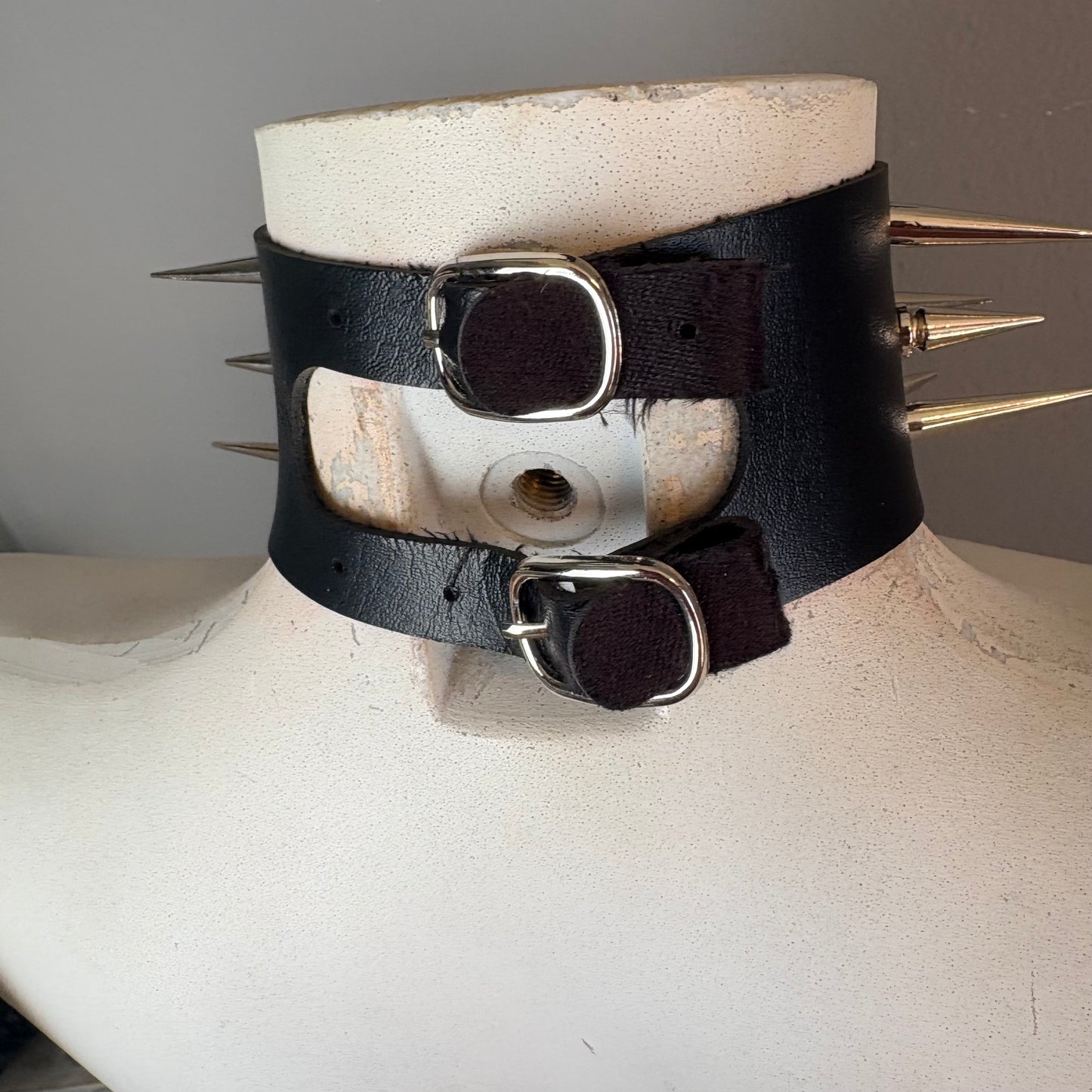 Collana ampia con borchie e ariete