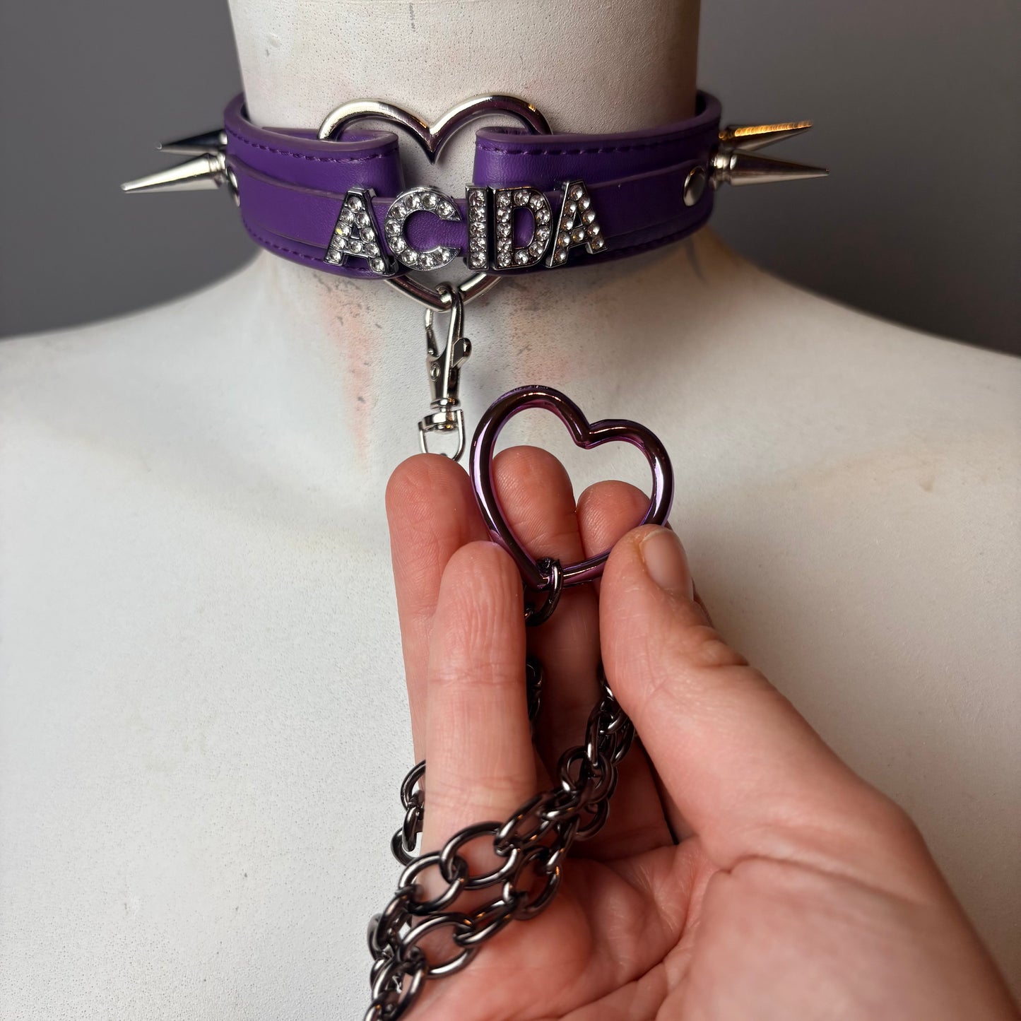 Chocker con scritta “acida” viola
