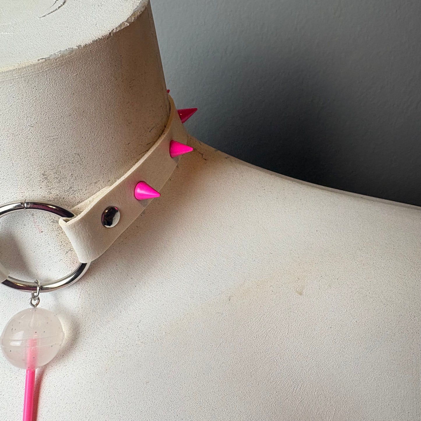 Chocker lollypop con borchie rosa