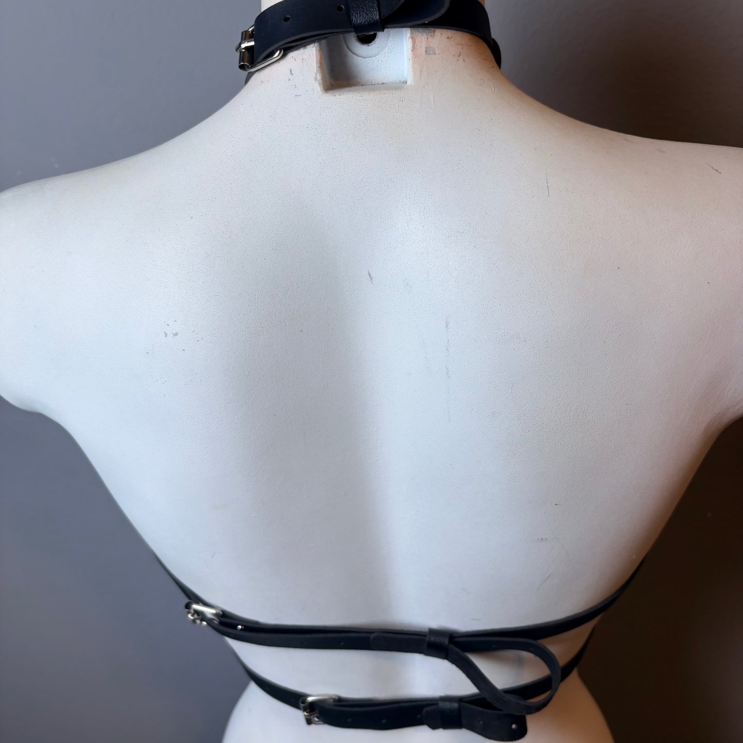 Harness nero con croce