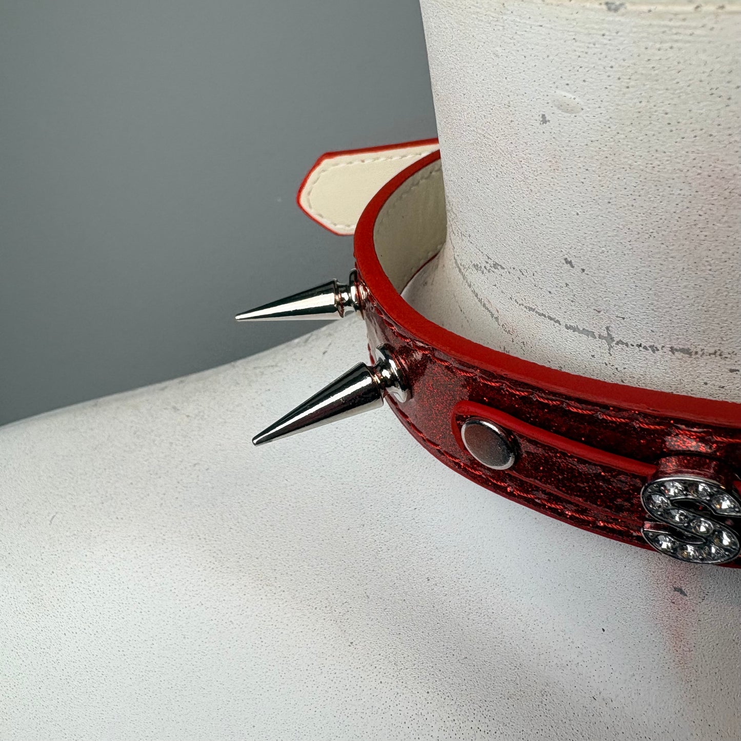 Chocker rosso brillantato con scritta “slut”