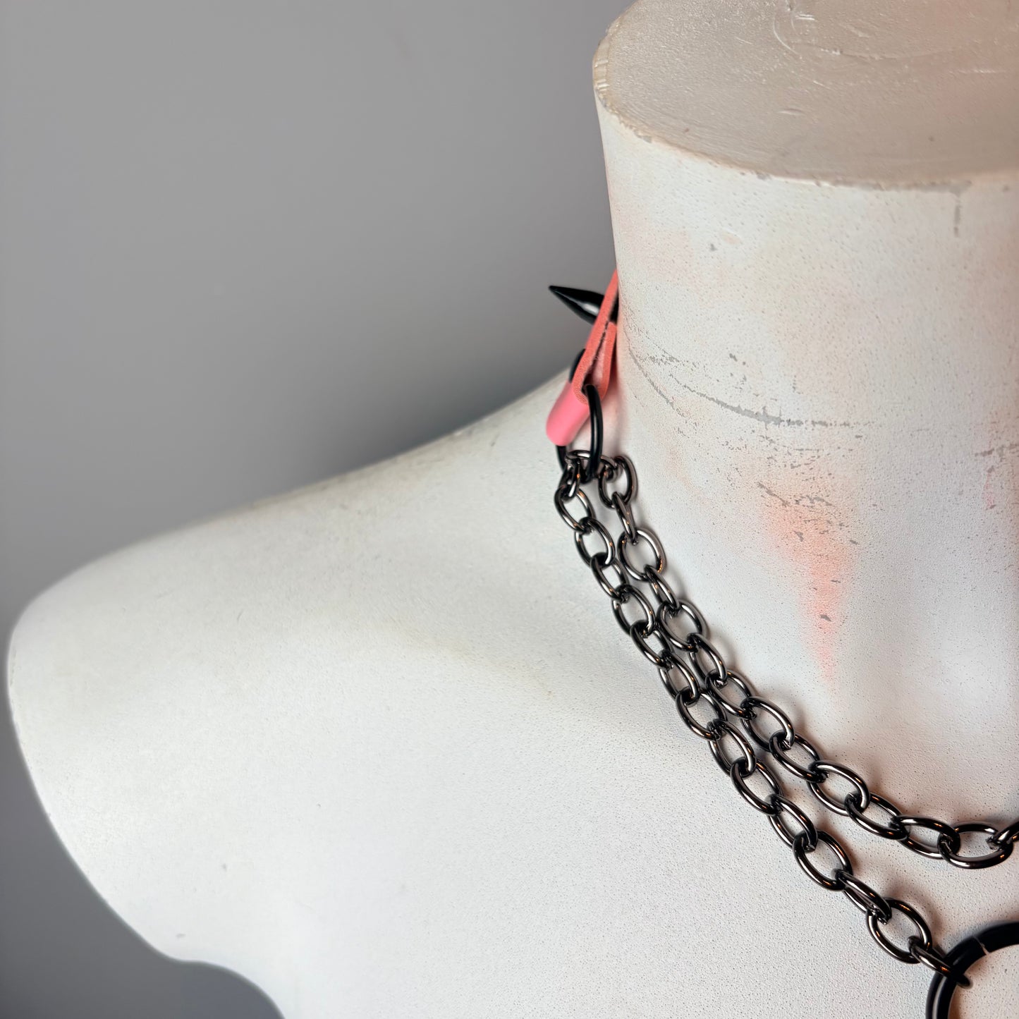 Chocker rosa con cuore sacro