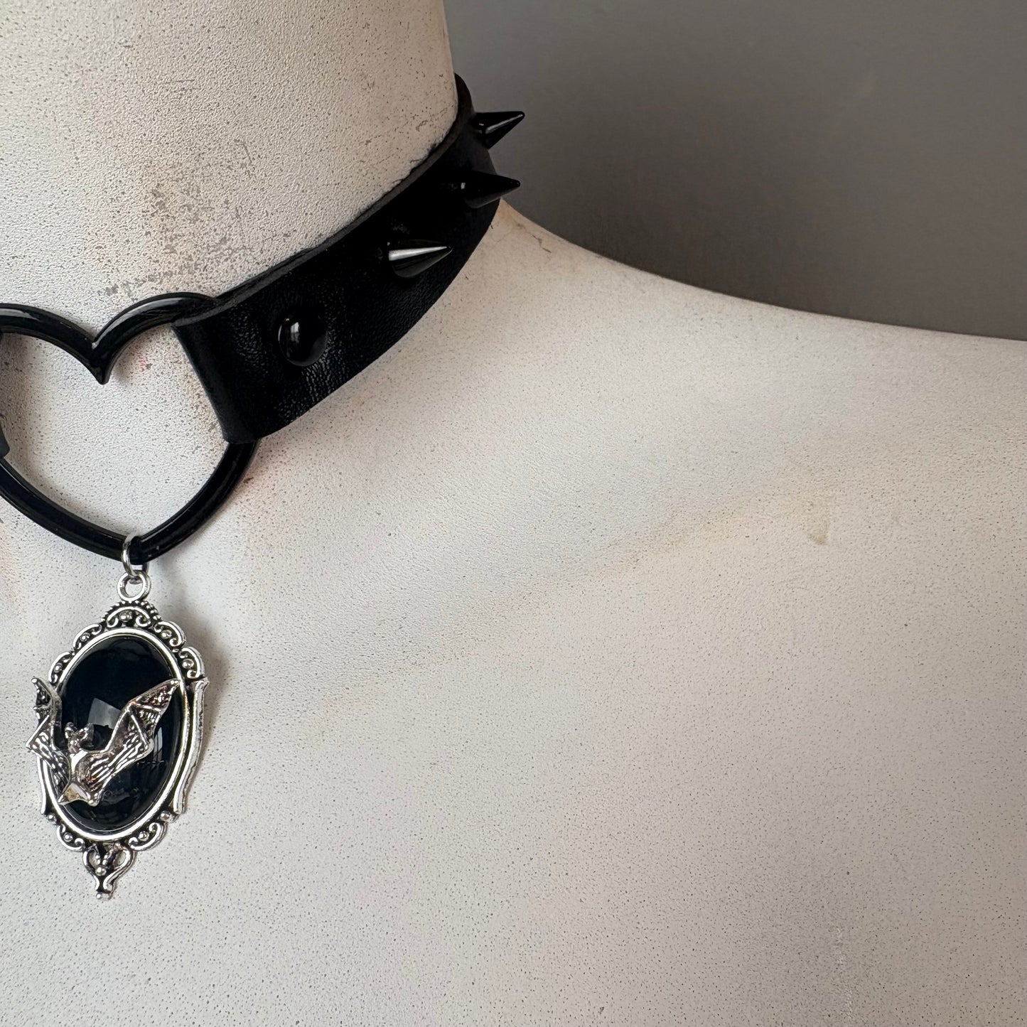 Chocker total black con ciondolo di pipistrello