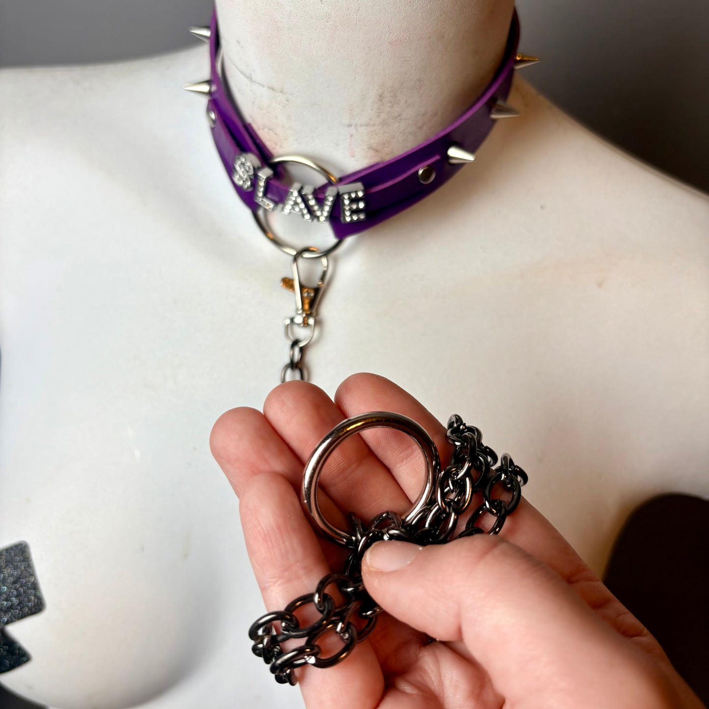 Chocker viola con scritta + guinzaglio