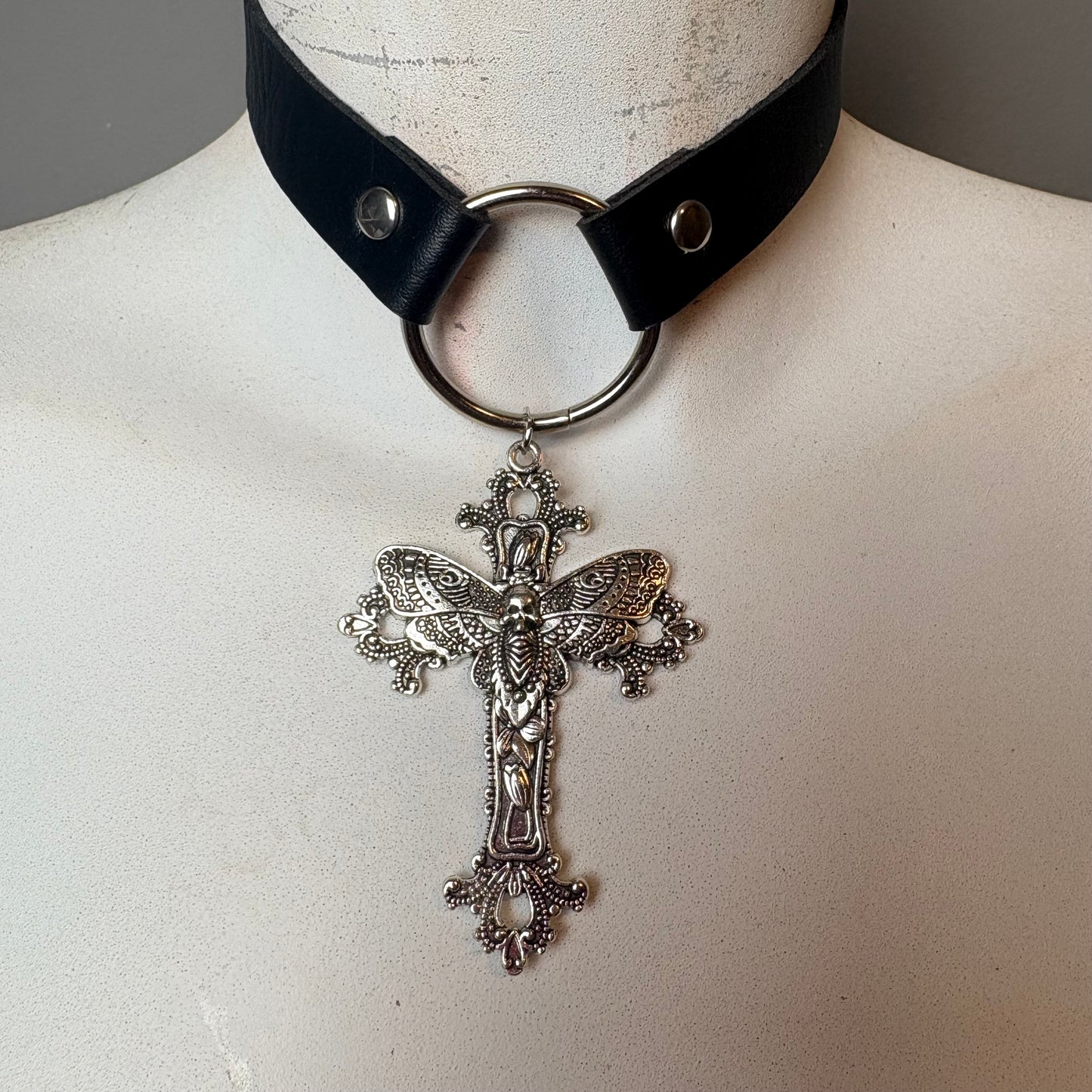 Chocker con ciondolo falena