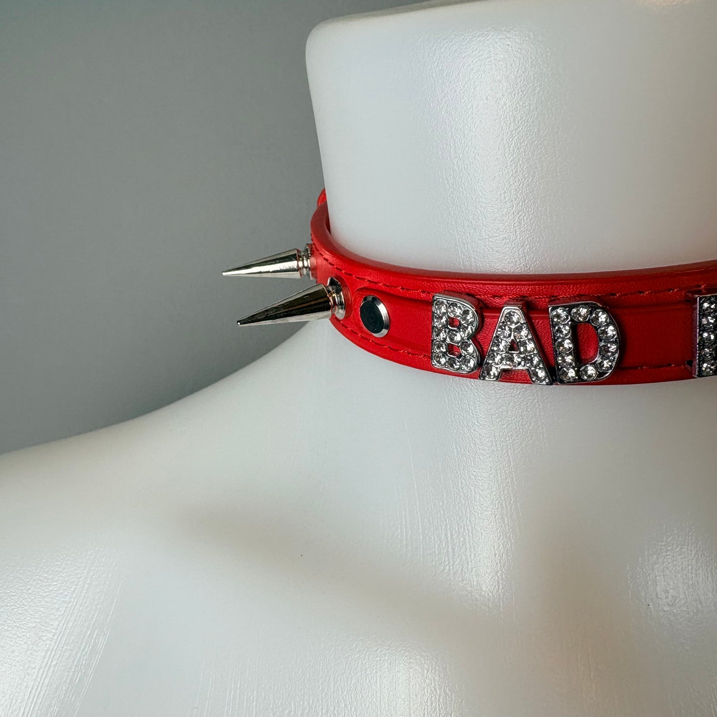 Chocker rosso con scritta “Bad Boy”