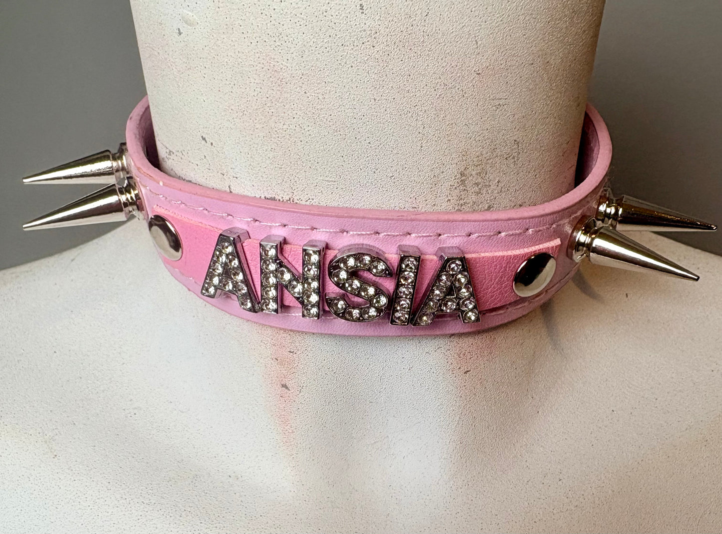 Chocker rosa con scritta “ansia”
