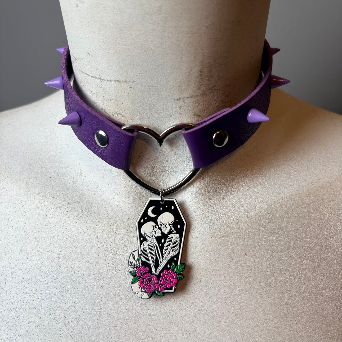 Chocker viola cuore e borchie lilla