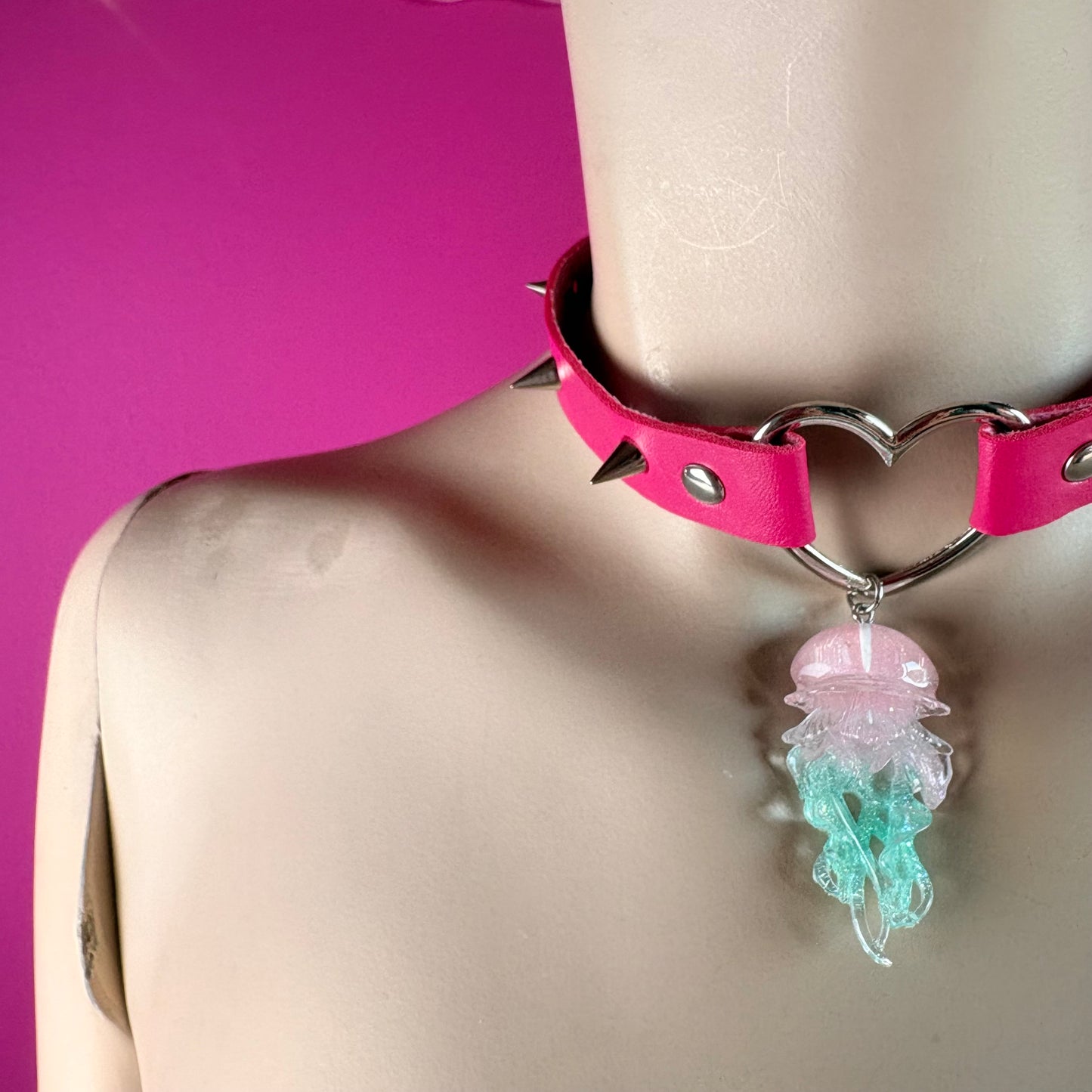 Chocker fucsia con ciondolo medusa
